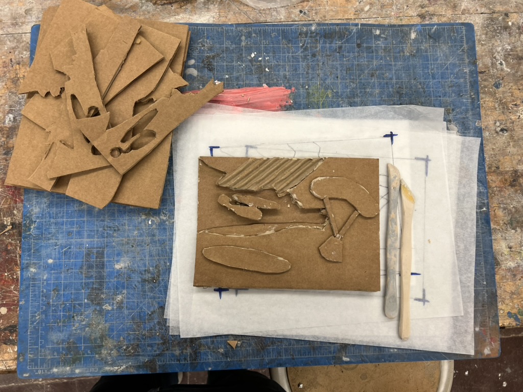 Cardboard low-relief pattern for the casting on a cutting mat